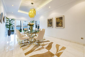 Near Frond Tip 7 Bedroom Signature Villa With Beach View